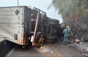 Tombamento de carreta com leite condensado interdita Serra do Rio do Rastro