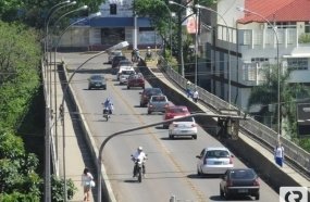 Bombeiros resgatam homem que pulou da Ponte Emílio Baumgart