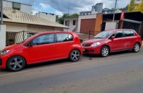 Motorista foge após causar danos em veículos estacionados em Joaçaba