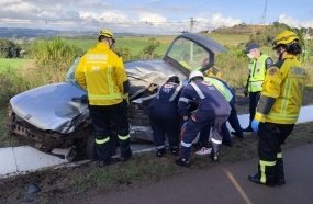 Colisão entre carro e caminhão mata uma pessoa e deixa duas feridas na BR-282