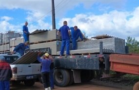 Herval d´Oeste distribui telhas para famílias afetadas pela chuva de granizo