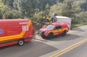 Motorista morre ao ter carro atingido e arrastado por carreta na BR-470