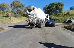 Ultrapassagem provoca colisão entre carro e caminhão na SC-355