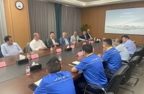 Deputados negociam na China instalação de fábrica de carros elétricos em SC
