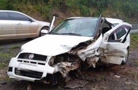 Colisão frontal entre veículos deixa duas pessoas feridas na BR-282