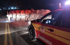 Carreta carregada com madeira tomba em Curitibanos
