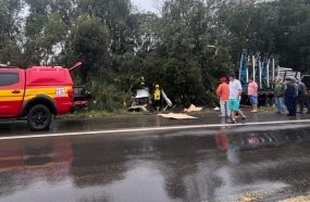 Colisão frontal entre carro e caminhão mata três pessoas na BR-470