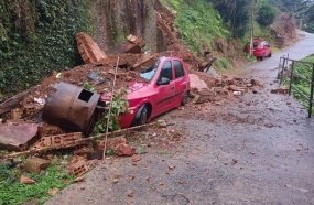 Muro desaba sobre carro estacionado após chuvas em Concórdia