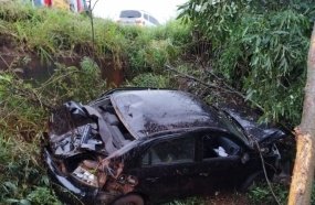 Motorista é resgatado após capotar carro em barranco na SC-390