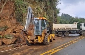 Chuva provoca deslizamento de pedras no Acesso Adolfo Ziguelli