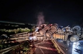 Motoristas morrem após colisão frontal entre carretas na BR-153