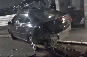 Motorista foge após colidir em veículo estacionado no centro de Joaçaba