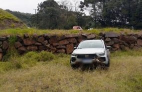Condutora é socorrida após perder controle e sair da pista com veículo