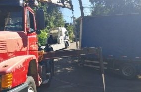 Removido caminhão que ficou entalado na Rua Augusto Arbugeri 