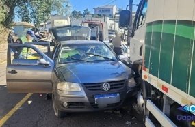 Motorista é socorrido após colisão contra caminhão parado