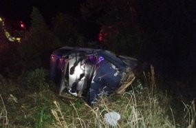 Capotamento deixa jovem ferido e preso às ferragens na BR-282
