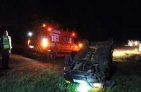 Jovem capota carro após colisão contra barranco em Catanduvas 