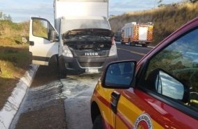 Incêndio em furgão mobiliza Bombeiros na BR-282