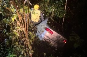 Capotamento em ribanceira deixa motorista gravemente ferido na SC-464