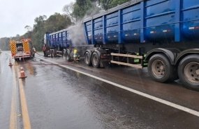 Bombeiros controlam incêndio em rodado de carreta carregada com calcário 