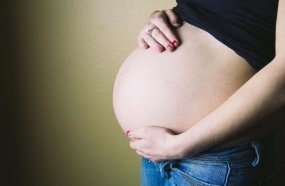 Brasileiras estão tendo menos filhos e adiam maternidade, diz Censo 