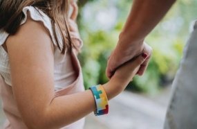 Justiça garante jornada reduzida para servidora cuidar de filha autista
