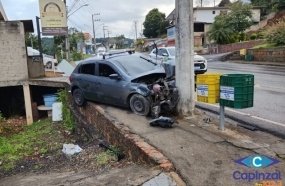 Veículo com quatro ocupantes atinge poste após sair da pista
