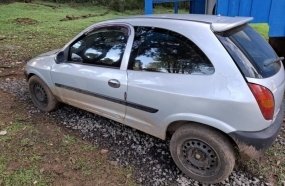 Suspeito se joga no rio e foge da PM após ser flagrado com carro furtado