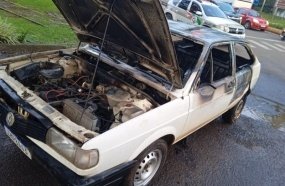 Mulher põe fogo no carro após PM informar que veículo seria recolhido 