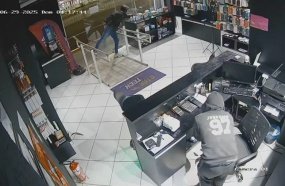 Dupla furta loja de celulares em plena área central de Herval d’Oeste