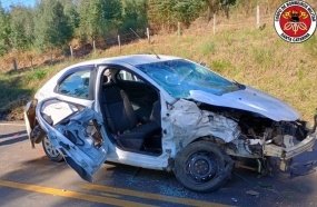 Colisão frontal deixa mulher presa às ferragens na SC-355