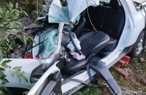 Mulher é resgatada das ferragens após colisão entre picape e caminhão na SC-135