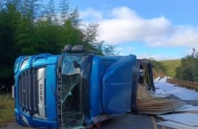 Carreta carregada com compensado tomba ao passar por ponte na SC-120