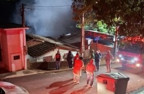 Casa de três andares pega fogo durante a madrugada em Herval d’Oeste