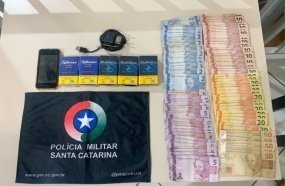 Dupla é presa em flagrante minutos após assaltar posto de combustível
