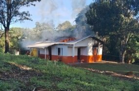Incêndio destrói casa de alvenaria no interior de Jaborá