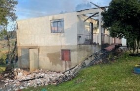 Incêndio destrói casa de dois pavimentos no interior de Joaçaba