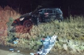 Após briga, carro é encontrado fora da pista com um morto e outro gravemente ferido
