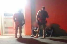 Briga termina com homem esfaqueado, mulher baleada e dois presos