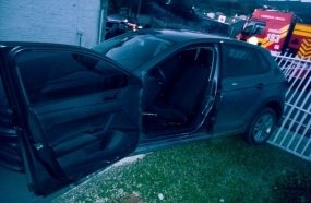 Homem morre após ser atropelado pelo próprio carro no pátio da residência 