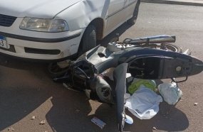 Colisão entre moto e carro deixa mulher ferida em Piratuba