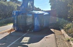 Motorista fica ferido após carreta tombar na SC-120