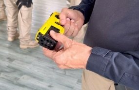 PRF de Santa Catarina começa a utilizar nova geração de armas elétricas