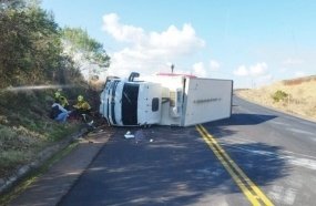 Caminhão frigorífico tomba após sair da pista na SC-390