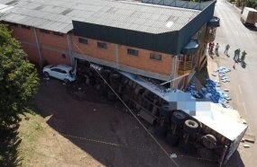 Carreta desgovernada invade empresa e deixa três feridos no Oeste