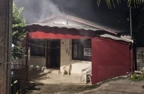 Bombeiros combatem incêndio em residência em Joaçaba