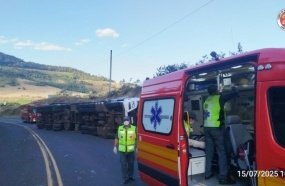 Motorista fica ferido após caminhão tombar na SC-453