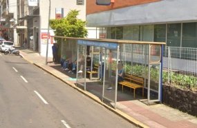 Vereador cobra melhorias em abrigo de passageiros no centro de Joaçaba