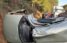 Motorista fica gravemente ferido após carro ser atingido por carreta na BR-282