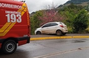 Carro derrapa em pista molhada e por pouco não cai em ribanceira
